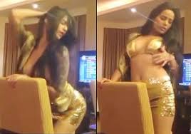 Poonam Pandey Sexy Video: सोफे पर पूनम पांडे ने दिखायीं सेक्सी अदाएं, वीडियो देख मचल