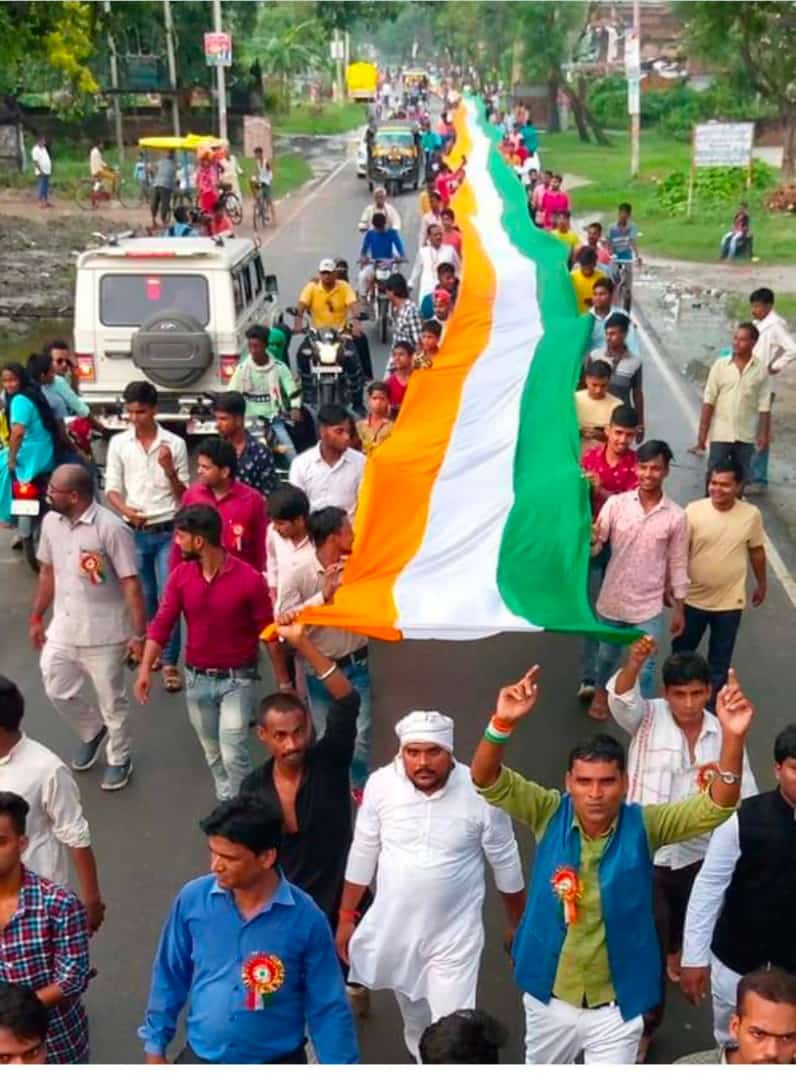 स्वतंत्रता दिवस के शुभ अवसर पर 14 अगस्त को कुशीनगर नगर की धरती पर 521 मीटर का तिरंगा यात्रा निकाला गया